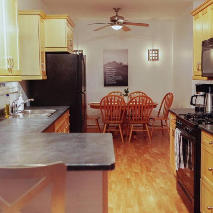 Large Upstairs Flat In Downtown Century Building Apartment เบลวิลล์ ภายนอก รูปภาพ