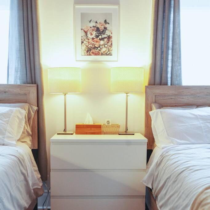 Large Upstairs Flat In Downtown Century Building Apartment เบลวิลล์ ภายนอก รูปภาพ