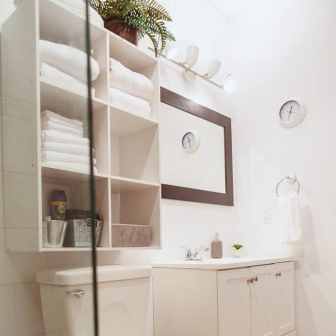 Large Upstairs Flat In Downtown Century Building Apartment เบลวิลล์ ภายนอก รูปภาพ
