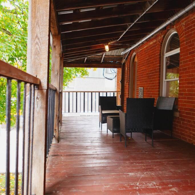 Large Upstairs Flat In Downtown Century Building Apartment เบลวิลล์ ภายนอก รูปภาพ