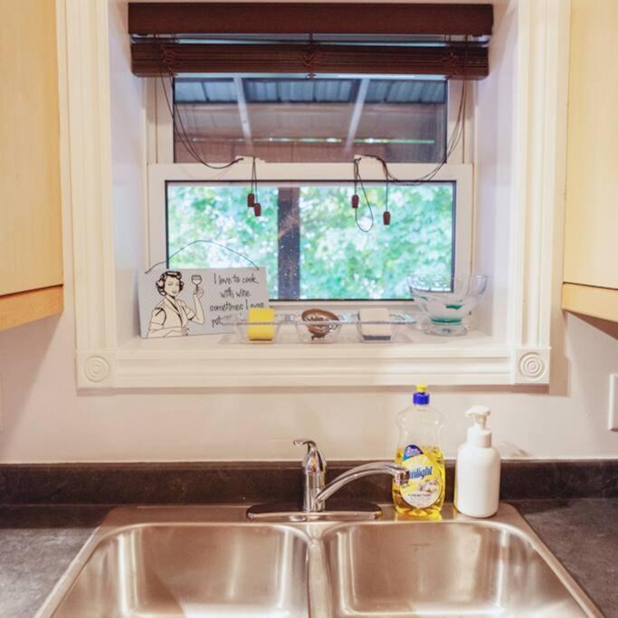 Large Upstairs Flat In Downtown Century Building Apartment เบลวิลล์ ภายนอก รูปภาพ