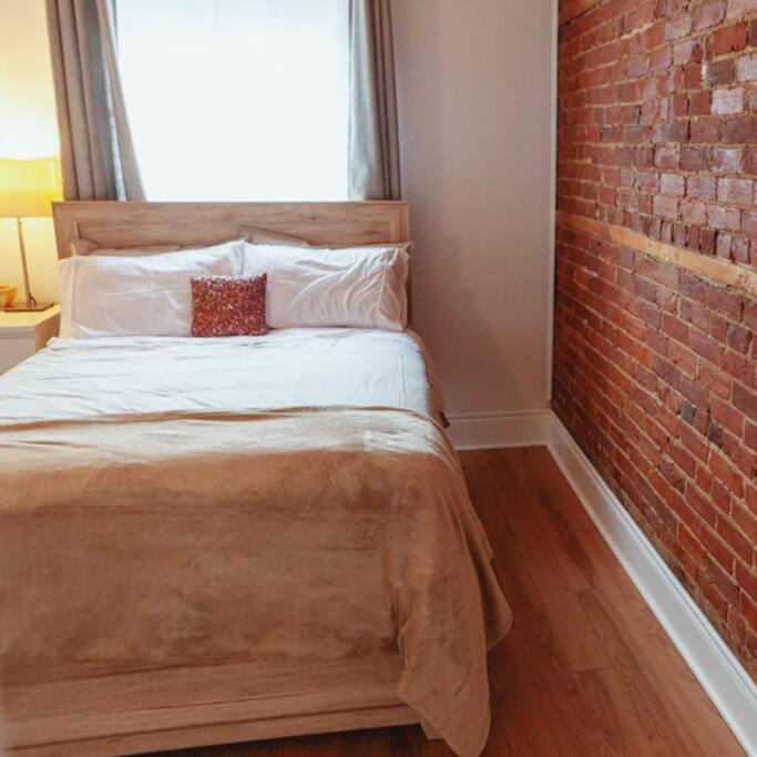 Large Upstairs Flat In Downtown Century Building Apartment เบลวิลล์ ภายนอก รูปภาพ