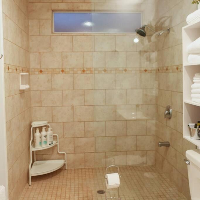 Large Upstairs Flat In Downtown Century Building Apartment เบลวิลล์ ภายนอก รูปภาพ