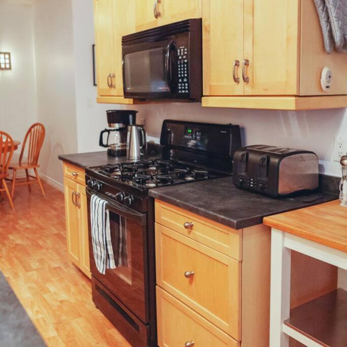Large Upstairs Flat In Downtown Century Building Apartment เบลวิลล์ ภายนอก รูปภาพ