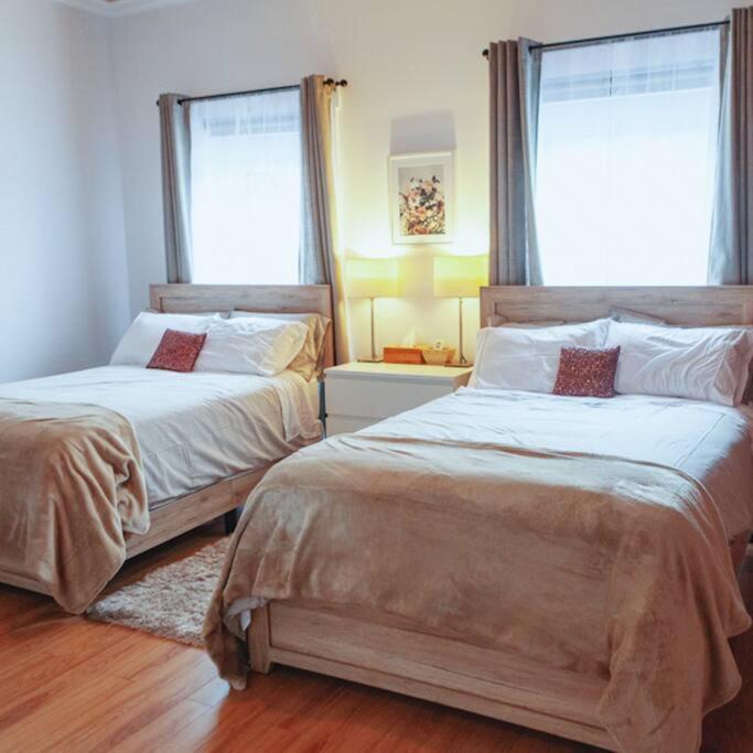 Large Upstairs Flat In Downtown Century Building Apartment เบลวิลล์ ภายนอก รูปภาพ