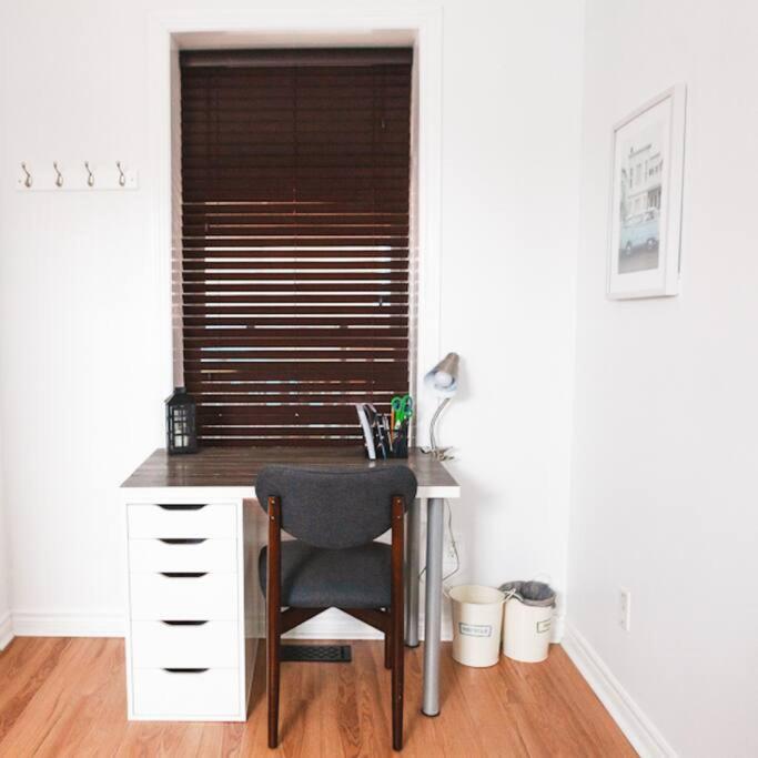 Large Upstairs Flat In Downtown Century Building Apartment เบลวิลล์ ภายนอก รูปภาพ